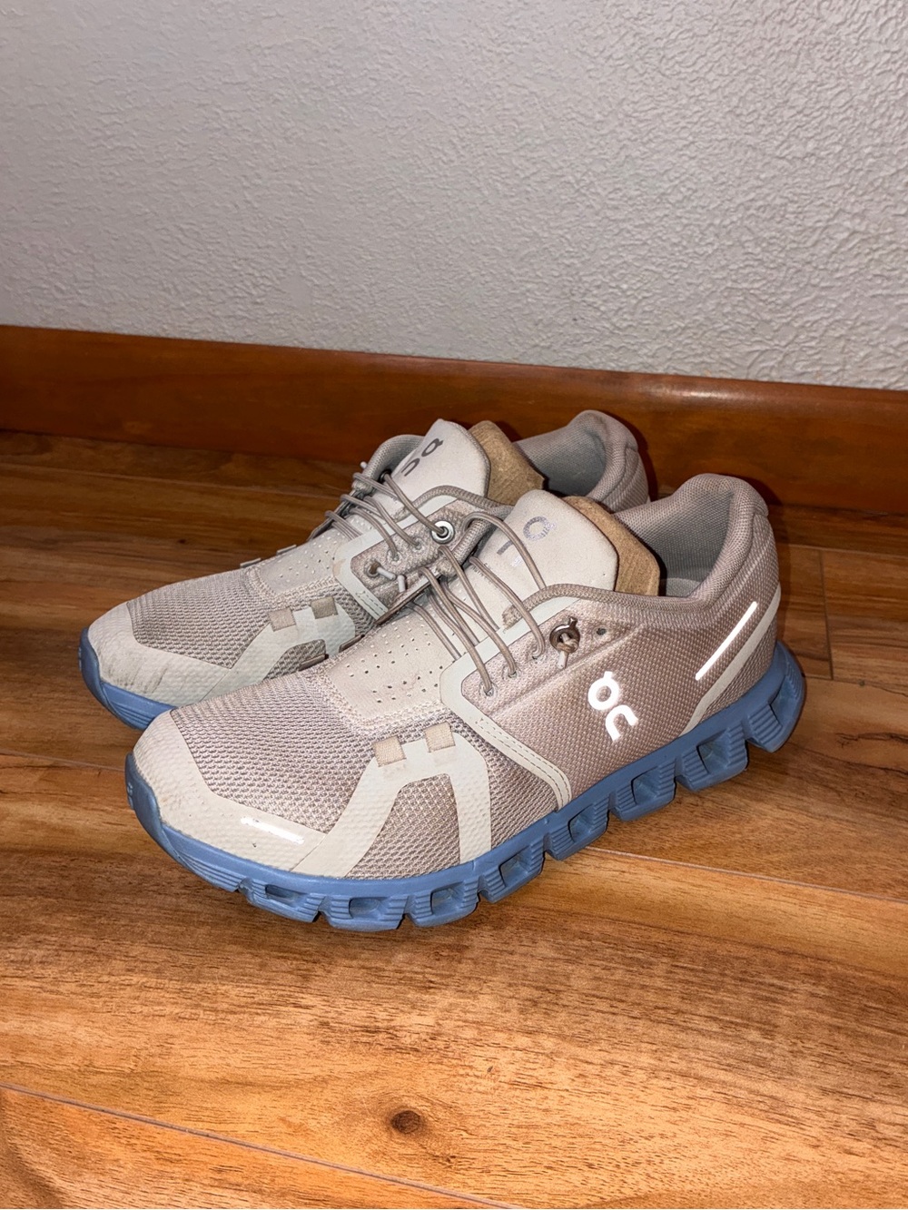 On Cloud 5 Women’s Athletic Running Sneaker Shoes, tan & blue- size 6.5